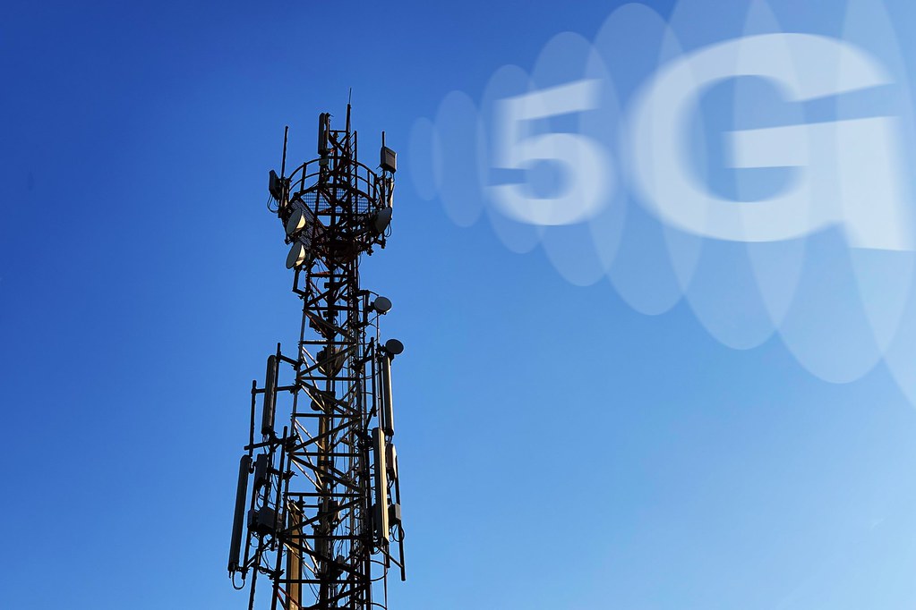 5G cellular tower providing temporary connectivity for a construction project
